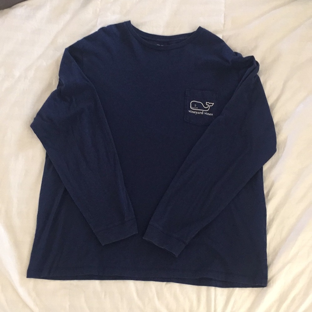 Vineyard Vines long sleeved Santa whale. Size:XXL